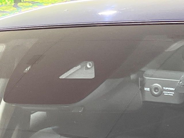 【スマートブレーキサポート】走行中に前方の車両等を認識し、衝突しそうな時は警報とブレーキで衝突回避と被害軽減をアシスト。より安全にドライブをお楽しみいただけます。