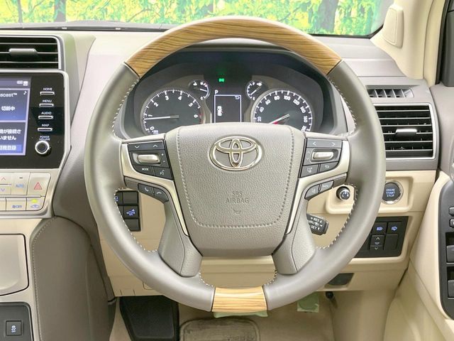 【ウッドコンビステアリング】高級感ある木目調パーツを採用した手に良く馴染むコンビハンドル。運転席廻りの雰囲気も一気に豪華になります!