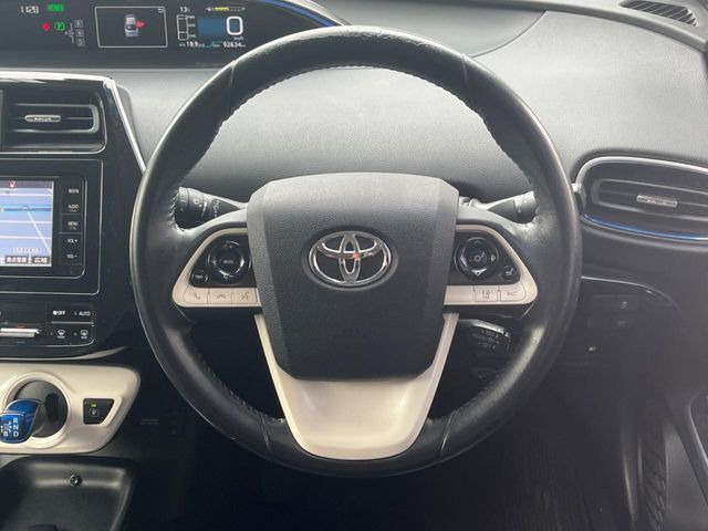 �C���e���A�ɍ��킹���f�U�C���̃X�e�A�����O�́A�^�]�������̂��Ƃ��l���A�^�]���₷���`��A�傫���ł��B�����x�A���ۂɐG���Ă��m���߂��������B