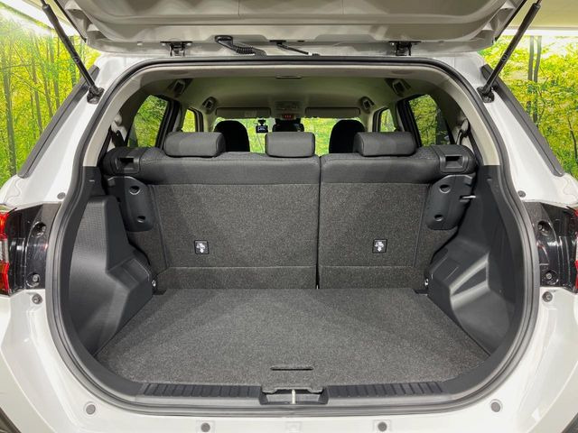 ���i�̂���������ʋ΁A���}���ɏ\���ȉ׎��X�y�[�X���m�ۂ��Ă���܂��B�Z�J���h�V�[�g��|���ƁA�傫�ȉו��̐ύڂ��\�ł���