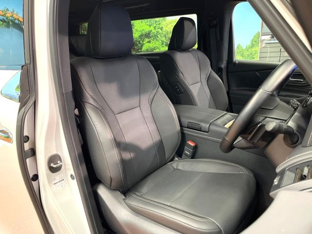 【合皮レザーシート】汚れのふき取りが容易でメンテナンスもが簡単な、機能性に優れる合成皮革を採用した上質なシートです。座り心地もよく、高級感あふれる心地良い車内空間を演出してくれます。