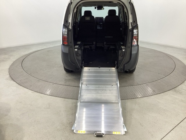 フリード1.5 e:HEV クロスター スロープ