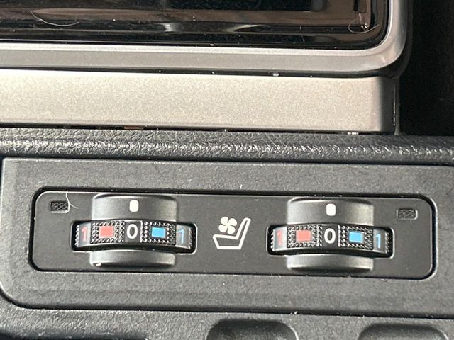 【シートベンチレーション】夏場は涼しい風でお尻や背中の熱やムレを防ぎ、冬はエアコンよりも早く温まってポカポカに!季節を問わず快適に過ごせます。