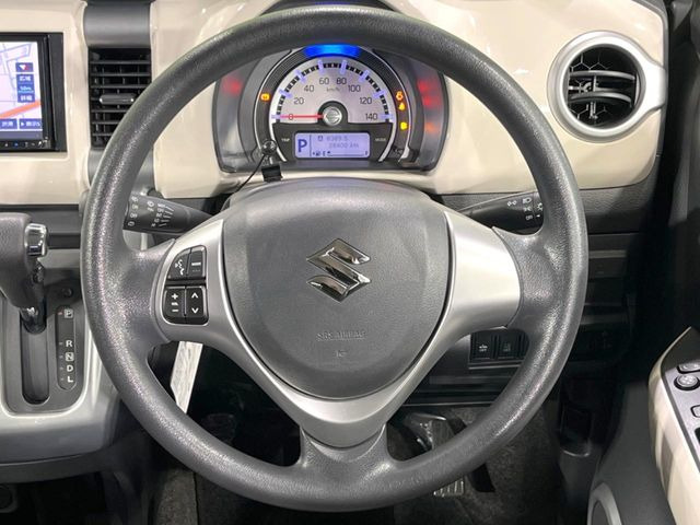 �C���e���A�ɍ��킹���f�U�C���̃X�e�A�����O�́A�^�]�������̂��Ƃ��l���A�^�]���₷���`��A�傫���ł��B�����x�A���ۂɐG���Ă��m���߂��������B