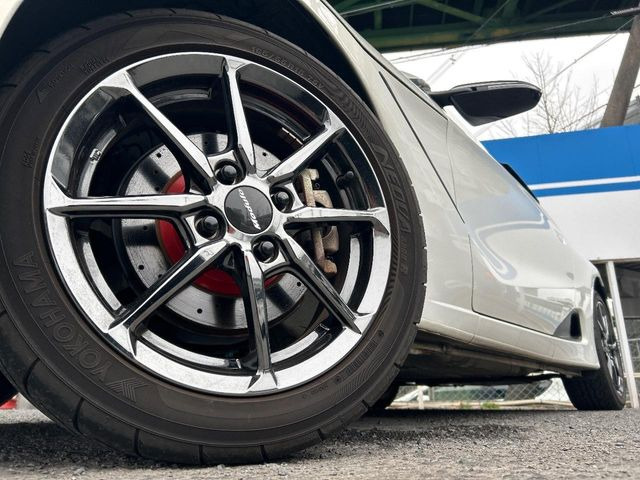 �y����16�C���`�A���~�z�C�[���z�O�ςɃ}�b�`���������A���~�z�C�[���𑕒����Ă���܂��B�e��ЊO�A���~�z�C�[����A�X�^�b�h���X�^�C�����戵�����Ă���܂��B���񂲑��k����������