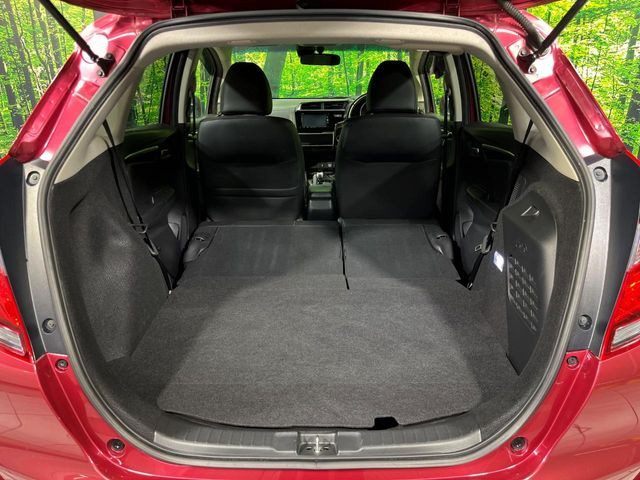 ���i�̂���������ʋ΁A���}���ɏ\���ȉ׎��X�y�[�X���m�ۂ��Ă���܂��B�Z�J���h�V�[�g��|���ƁA�傫�ȉו��̐ύڂ��\�ł���