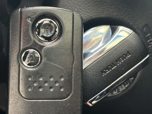 �yHonda�X�}�[�g�L�[�z�J�o����|�P�b�g�ɓ��ꂽ�܂܂ł��h�A�̎{���E�������\�ȃX�}�[�g�L�[�𑕔��B�G���W���̃I���E�I�t�����J�M�����o���K�v����������Ƃ��Ă��֗��ł���