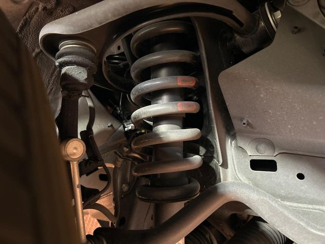 お車を安心してお乗りいただく為には、足回りの定期点検が欠かせません。サービスサポート(有償保証)では無料点検もご提供しており、安心のカーライフをお過ごしいただけるサポート体制が整っています。