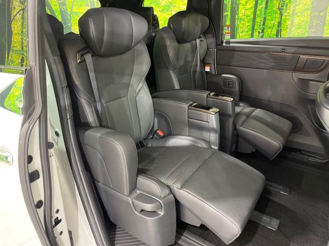 後部座席も気になるようなキズ・汚れやへたり等、大きなダメージはなく、良好な状態です。