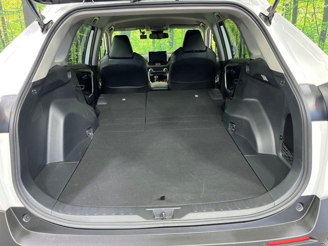 後席を格納すると、これだけの広さが!シーンに合わせたシートアレンジで、大きな荷物も積むことが出来ます♪