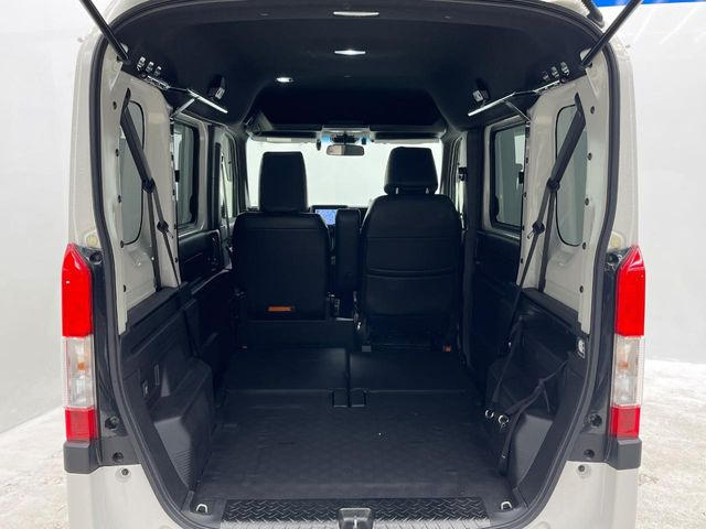 ���i�̂���������ʋ΁A���}���ɏ\���ȉ׎��X�y�[�X���m�ۂ��Ă���܂��B�Z�J���h�V�[�g��|���ƁA�傫�ȉו��̐ύڂ��\�ł���