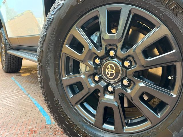 �y����18�C���`�A���~�z�C�[���z�O�ςɃ}�b�`���������A���~�z�C�[���𑕒����Ă���܂��B�e��ЊO�A���~�z�C�[����A�X�^�b�h���X�^�C�����戵�����Ă���܂��B���񂲑��k����������