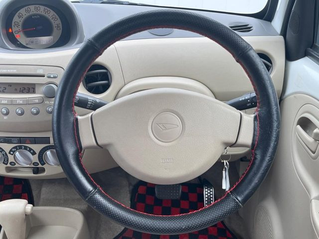 �C���e���A�ɍ��킹���f�U�C���̃X�e�A�����O�́A�^�]�������̂��Ƃ��l���A�^�]���₷���`��A�傫���ł��B�����x�A���ۂɐG���Ă��m���߂��������B