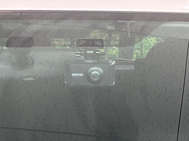 【ドライブレコーダー】安心・安全なカーライフに必須のドライブレコーダーを装備!走行中はもちろん、あおり運転や事故に遭遇した際の状況も映像で記録し、万一のリスクに備えます。