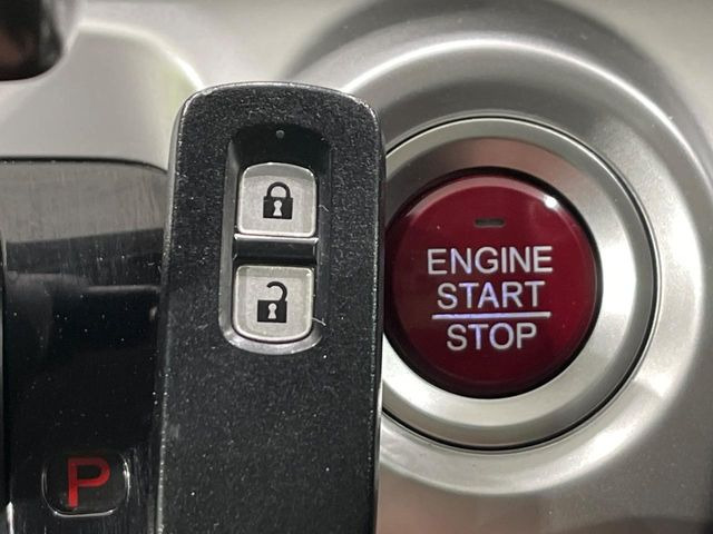 �yHonda�X�}�[�g�L�[�z�J�o����|�P�b�g�ɓ��ꂽ�܂܂ł��h�A�̎{���E�������\�ȃX�}�[�g�L�[�𑕔��B�G���W���̃I���E�I�t�����J�M�����o���K�v����������Ƃ��Ă��֗��ł���