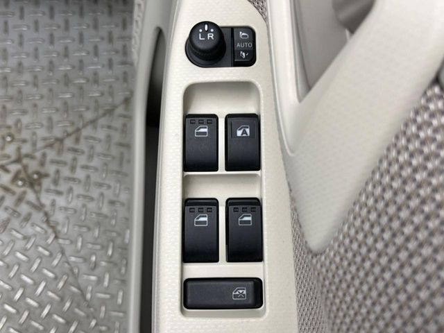 �y�d���i�[�~���[�z�T�C�h�~���[�͓d���i�[���ƂȂ��Ă���A�������ԏ�ł��L�Y�������X�N��}�����܂��B