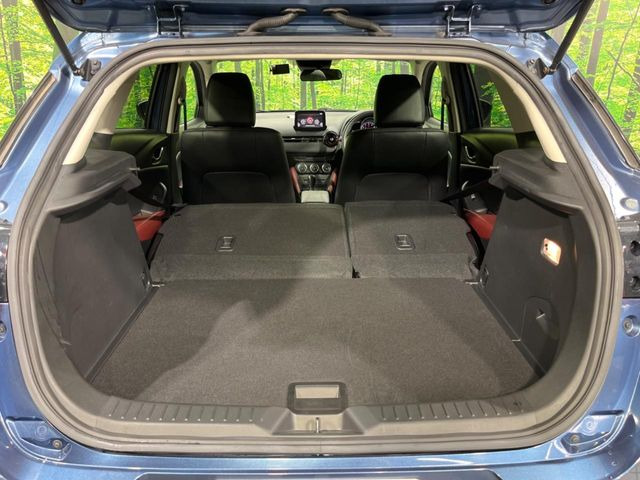 後席を格納すると、これだけの広さが!シーンに合わせたシートアレンジで、大きな荷物も積むことが出来ます♪
