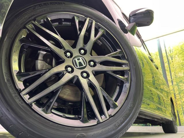 �y����18�C���`�A���~�z�C�[���z�O�ςɃ}�b�`���������A���~�z�C�[���𑕒����Ă���܂��B�e��ЊO�A���~�z�C�[����A�X�^�b�h���X�^�C�����戵�����Ă���܂��B���񂲑��k����������