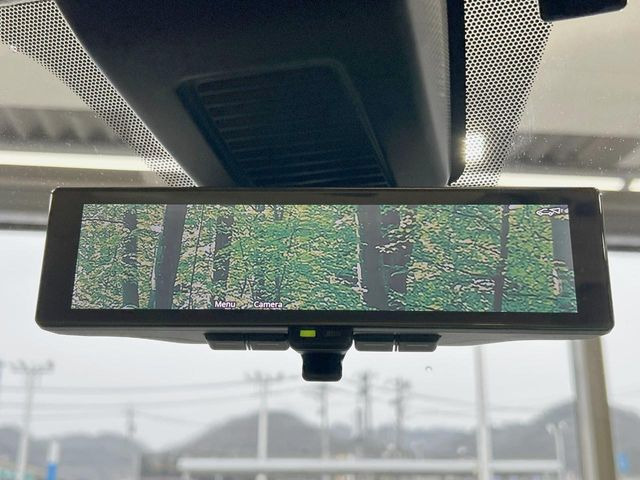 【インテリジェントルームミラー】後席の大きな荷物や同乗者で後方が確認しづらい時でも安心!カメラが撮影した車両後方の映像をルームミラー内に表示。クリアな視界で状況の確認が可能です!