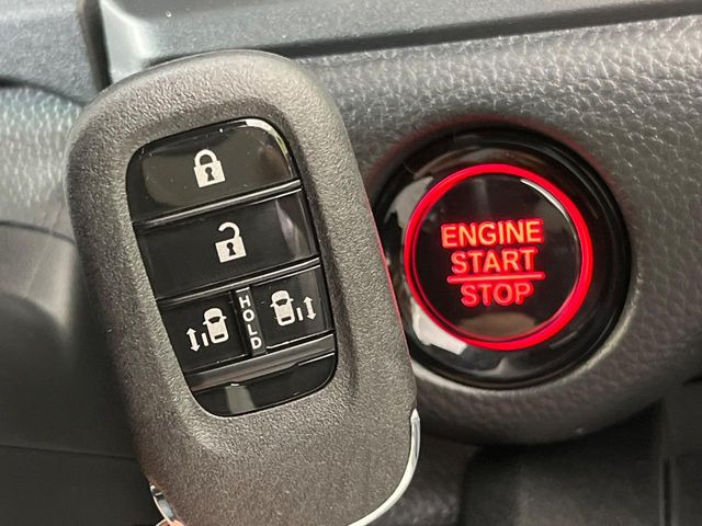 �yHonda�X�}�[�g�L�[�z�J�o����|�P�b�g�ɓ��ꂽ�܂܂ł��h�A�̎{���E�������\�ȃX�}�[�g�L�[�𑕔��B�G���W���̃I���E�I�t�����J�M�����o���K�v����������Ƃ��Ă��֗��ł���