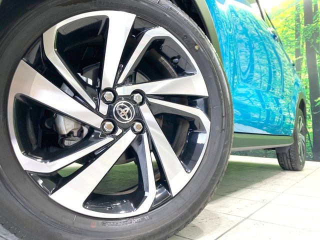 【純正17インチアルミホイール】外観にマッチした純正アルミホイールを装着しております。各種社外アルミホイールや、スタッドレスタイヤも取扱いしております。是非ご相談ください♪