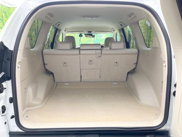 積み下ろしのしやすいデッキにはたっぷりと荷物を積み込んでいただけます。遊びから仕事まで、様々なシーンで頼れます♪