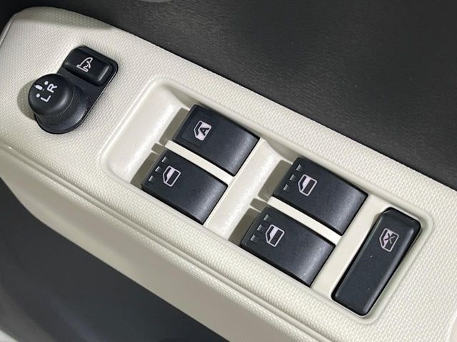 �y�d���i�[�~���[�z�T�C�h�~���[�͓d���i�[���ƂȂ��Ă���A�������ԏ�ł��L�Y�������X�N��}�����܂��B