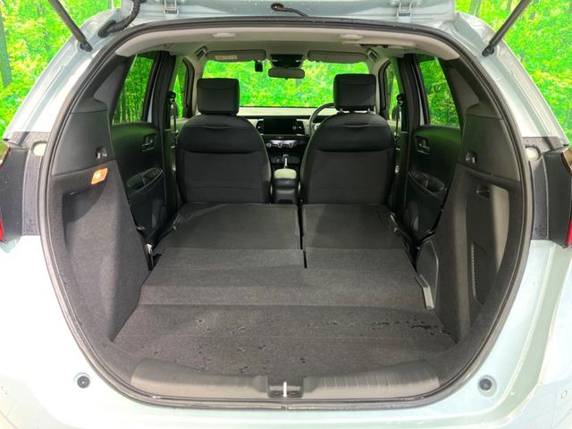 ���i�̂���������ʋ΁A���}���ɏ\���ȉ׎��X�y�[�X���m�ۂ��Ă���܂��B�Z�J���h�V�[�g��|���ƁA�傫�ȉו��̐ύڂ��\�ł���