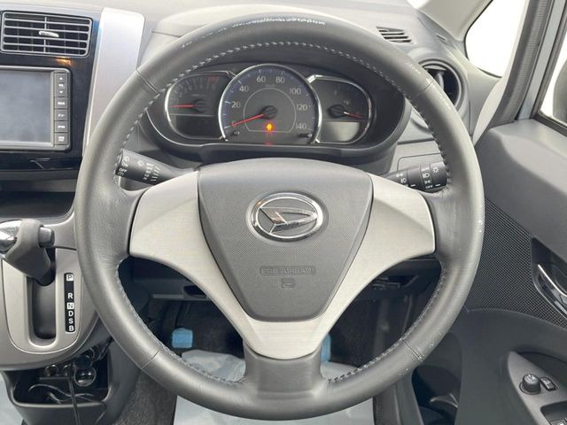 �y�����v�����X�e�A�����O�z�㎿�Ȋv���g�p���邱�ƂŁA��ɂ����������݂ƂĂ��^�]���₷���n���h���ł���