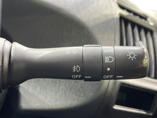 【オートライト】周りの明るさに応じて自動でヘッドライトの点灯・消灯ができる機能です!ライトの付け忘れ・消し忘れなどが無くなり、雨の日や夕方の走行も安心!トンネル通過時も便利ですね♪