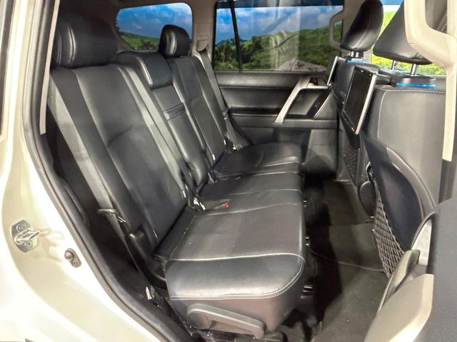 後部座席も気になるようなキズ・汚れやへたり等、大きなダメージはなく、良好な状態です。