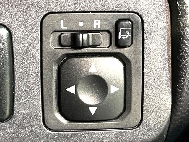 �y�d���i�[�~���[�z�T�C�h�~���[�͓d���i�[���ƂȂ��Ă���A�������ԏ�ł��L�Y�������X�N��}�����܂��B