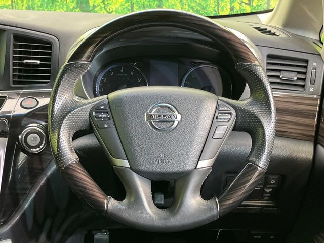 �C���e���A�ɍ��킹���f�U�C���̃X�e�A�����O�́A�^�]�������̂��Ƃ��l���A�^�]���₷���`��A�傫���ł��B�����x�A���ۂɐG���Ă��m���߂��������B