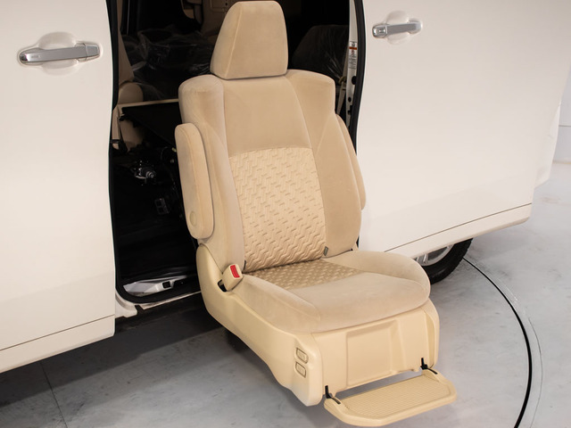 座席が昇降することにより、ご高齢の方や足の不自由な方でも安心して乗降する事が可能です