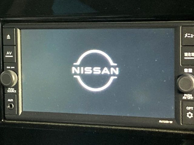 【純正ナビ】人気の純正ナビを装備しております。ナビの使いやすさはもちろん、オーディオ機能も充実!キャンプや旅行はもちろん、通勤や買い物など普段のドライブも楽しくなるはず♪