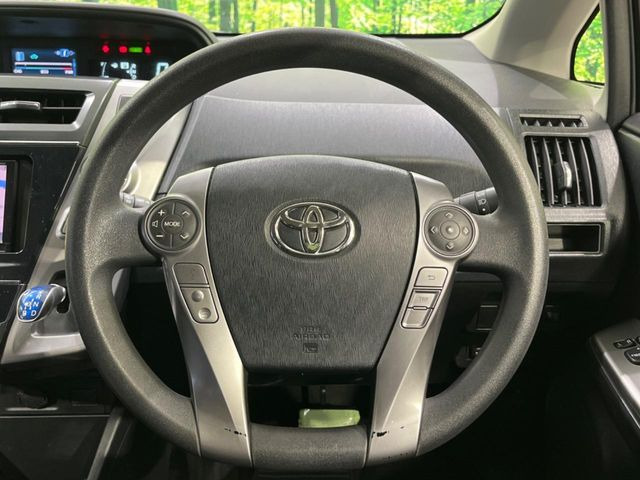 インテリアに合わせたデザインのステアリングは、運転される方のことも考え、運転しやすい形状、大きさです。是非一度、実際に触ってお確かめください。