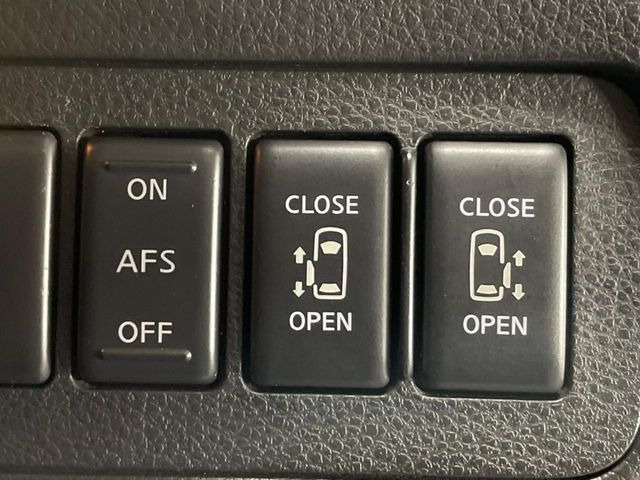 �y�����X���C�h�h�A�z���ԏ�ŗׂ̎ԂƂ̊Ԋu���������ɂ������A�X���C�h�h�A�Ȃ���S!�h�A�I�[�v������������炸�A�J�������L���̂ŏ��~�肪�Ƃ��Ă��ȒP�ł��B�傫�ȉו��̏o���������Ȃ���\��