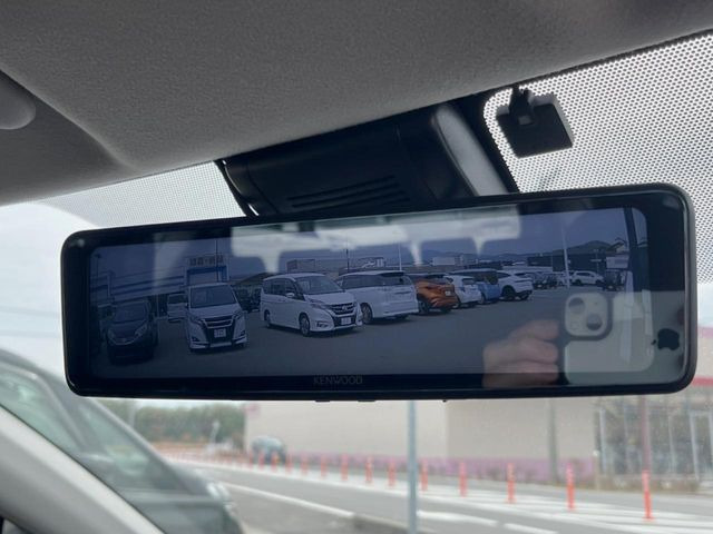 【デジタルインナーミラー】後席の大きな荷物や同乗者で後方が確認しづらい時でも安心!カメラが撮影した車両後方の映像をルームミラー内に表示。クリアな視界で状況の確認が可能です!
