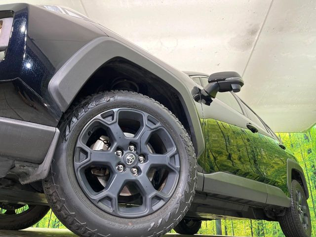 【グレード専用純正18インチアルミホイール】デザイン性の高い純正アルミホイールを装着しております。各種社外アルミホイールや、スタッドレスタイヤも取扱いしております。是非ご相談ください♪