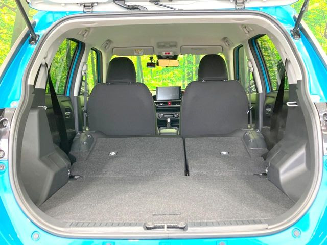 後席を格納すると、これだけの広さが!シーンに合わせたシートアレンジで、大きな荷物も積むことが出来ます♪