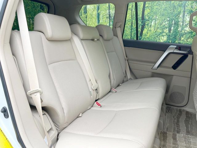 後部座席も気になるようなキズ・汚れやへたり等、大きなダメージはなく、良好な状態です。