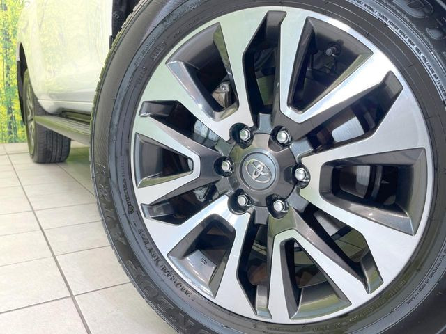【純正19インチアルミホイール】外観にマッチした純正アルミホイールを装着しております。各種社外アルミホイールや、スタッドレスタイヤも取扱いしております。是非ご相談ください♪