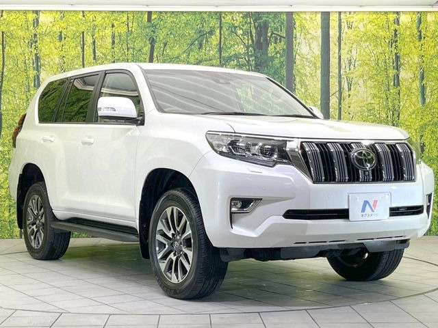 高透明度のガラス皮膜で撥水はもちろん、上質なツヤ・光沢を実現。紫外線や酸性雨から大切な愛車を保護し、色あせ・劣化を防止。「弾スプラッシュコート」、「弾プリミッサコート」からお選びいただけます。