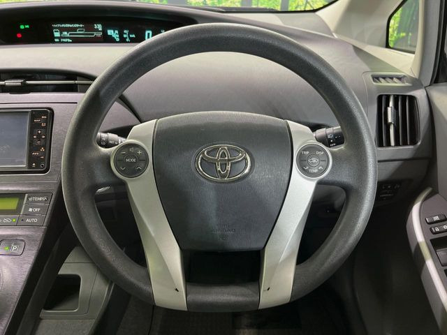 �C���e���A�ɍ��킹���f�U�C���̃X�e�A�����O�́A�^�]�������̂��Ƃ��l���A�^�]���₷���`��A�傫���ł��B�����x�A���ۂɐG���Ă��m���߂��������B