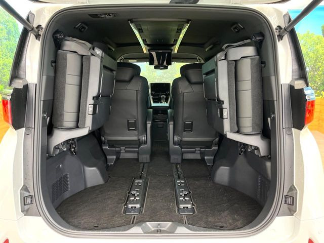 ���i�̂���������ʋ΁A���}���ɏ\���ȉ׎��X�y�[�X���m�ۂ��Ă���܂��B�Z�J���h�V�[�g��|���ƁA�傫�ȉו��̐ύڂ��\�ł���