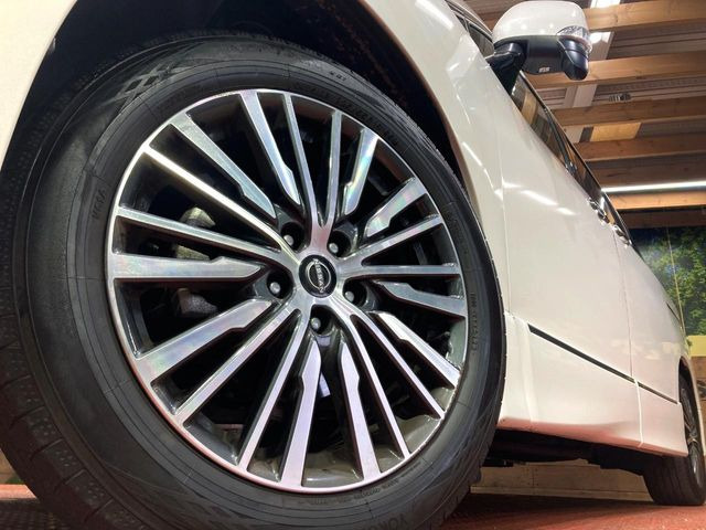 【純正アルミホイール】外観にマッチした純正アルミホイールを装着しております。各種社外アルミホイールや、スタッドレスタイヤも取扱いしております。是非ご相談ください♪