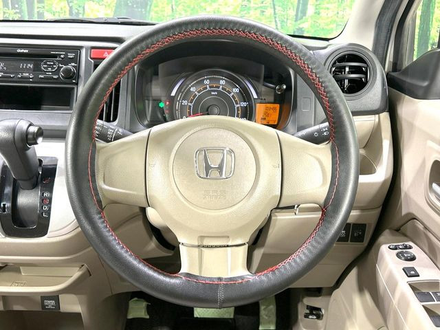 �C���e���A�ɍ��킹���f�U�C���̃X�e�A�����O�́A�^�]�������̂��Ƃ��l���A�^�]���₷���`��A�傫���ł��B�����x�A���ۂɐG���Ă��m���߂��������B