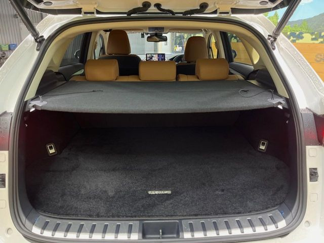 ���i�̂���������ʋ΁A���}���ɏ\���ȉ׎��X�y�[�X���m�ۂ��Ă���܂��B�Z�J���h�V�[�g��|���ƁA�傫�ȉו��̐ύڂ��\�ł���