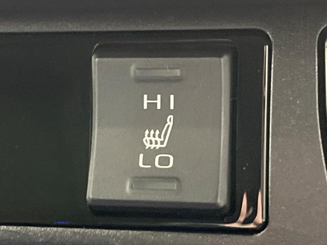 【シートヒーター】寒い日に重宝するシートヒーター!エアコンより早く温まってくれるので寒がりの人も安心ですね♪エアコンの温風は乾燥するから苦手、という方にもをおすすめです。