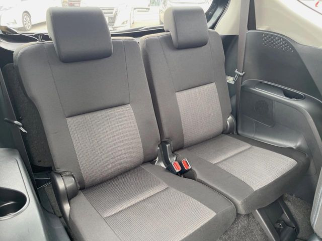 後部座席も気になるようなキズ・汚れやへたり等、大きなダメージはなく、良好な状態です。